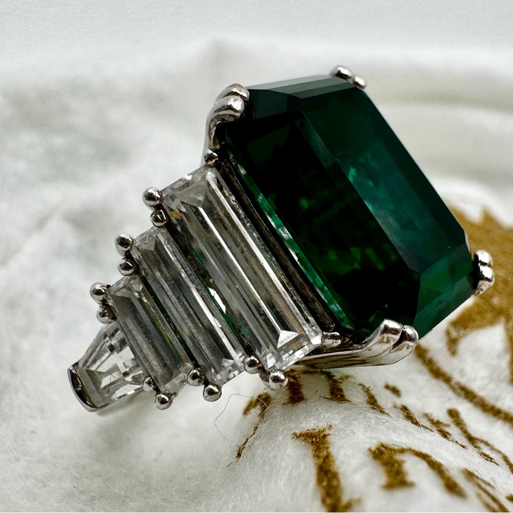 Emerald Green Silver Ring - Picture 6 of 10